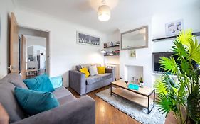 Bright 3 Bedroom Townhouse Near City Centre